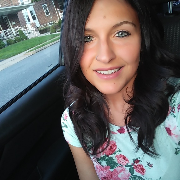 Meet your Posher, Lauren - Picture 4 of 8